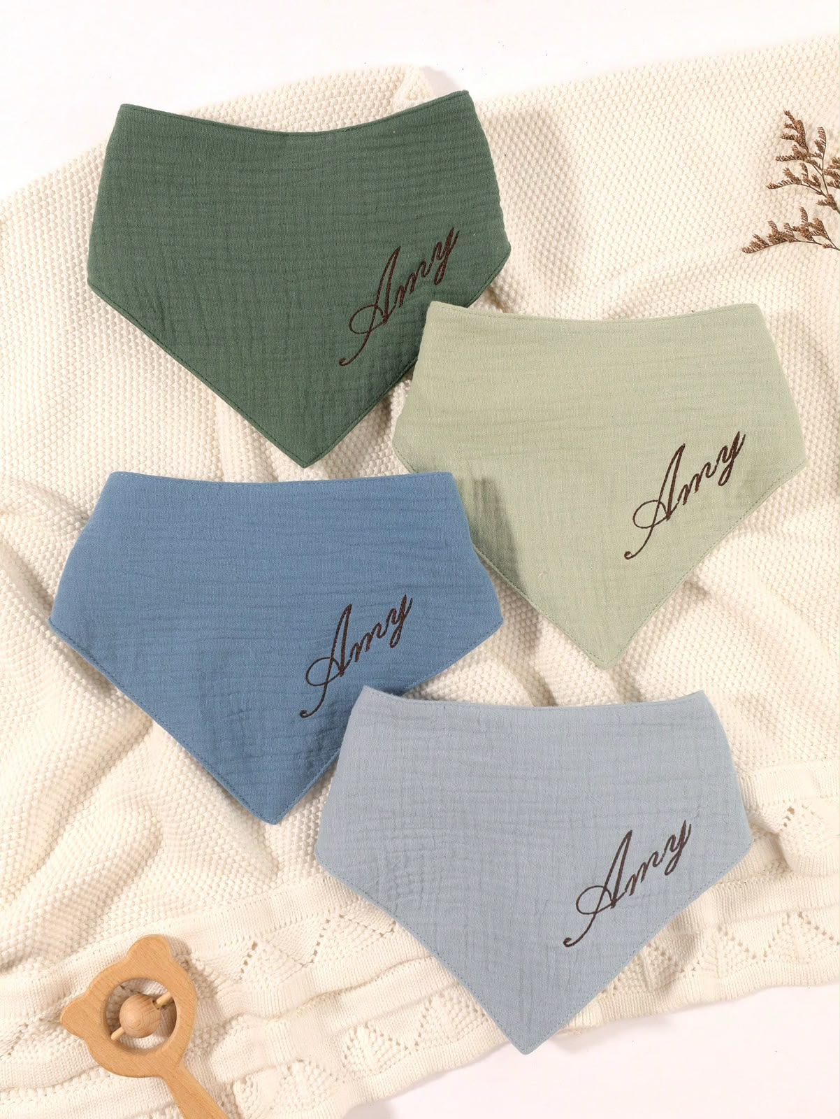 4 Peças Babadores Personalizados com Nome Bordado em uso