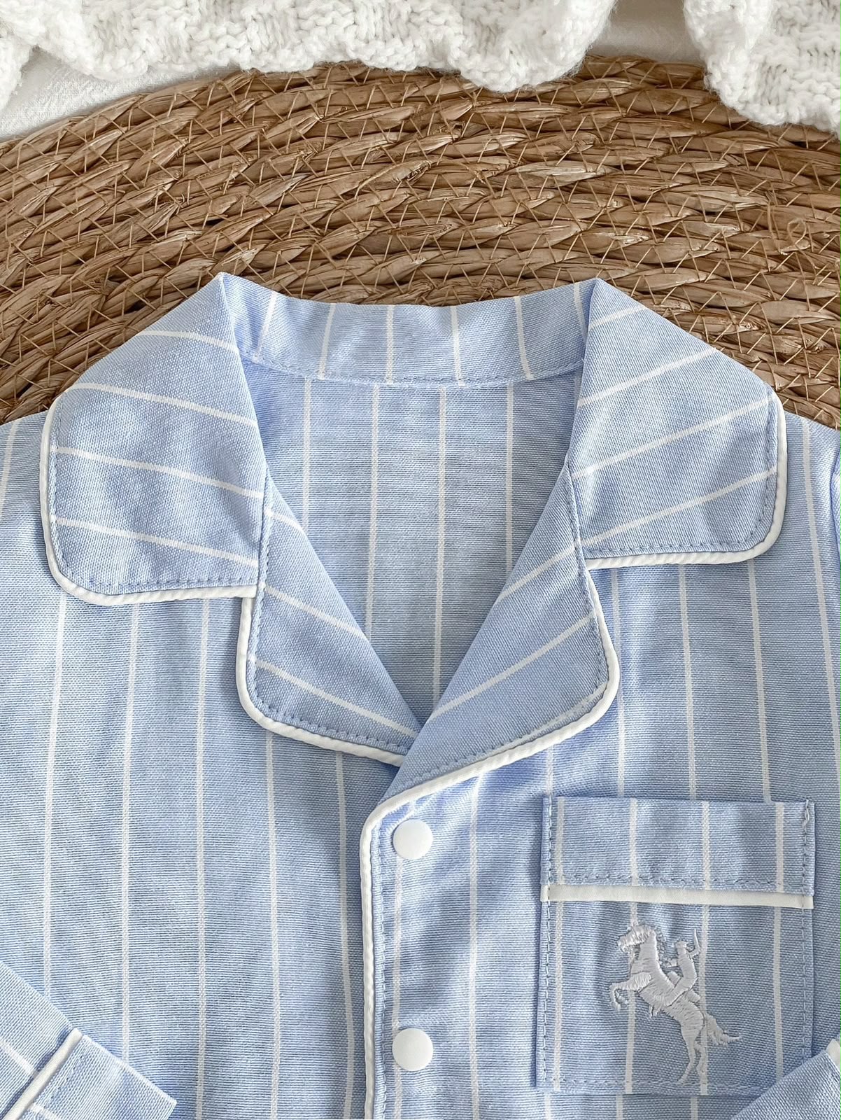 Macacão Pijama Listrado Azul para Bebê em uso