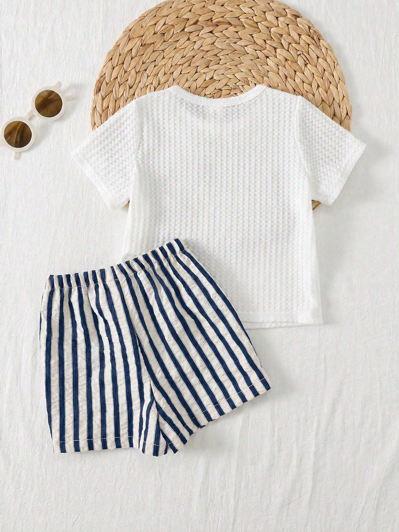 Conjunto 2 Peças para Bebê Menino com Top Pullover de Manga Curta em uso