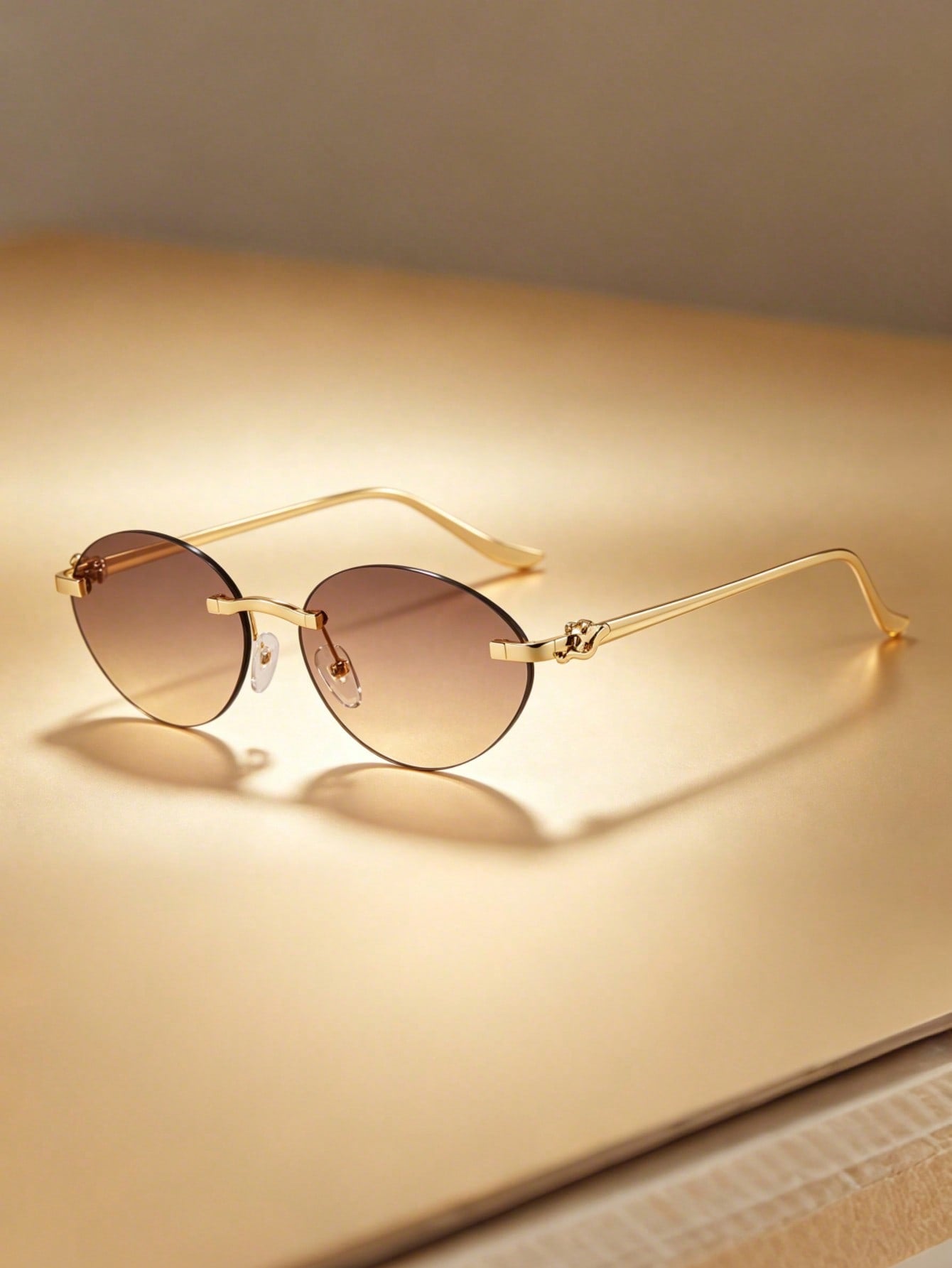 Óculos Feminino Oval Sem Armação — Elegância Leve e Sofisticada em uso