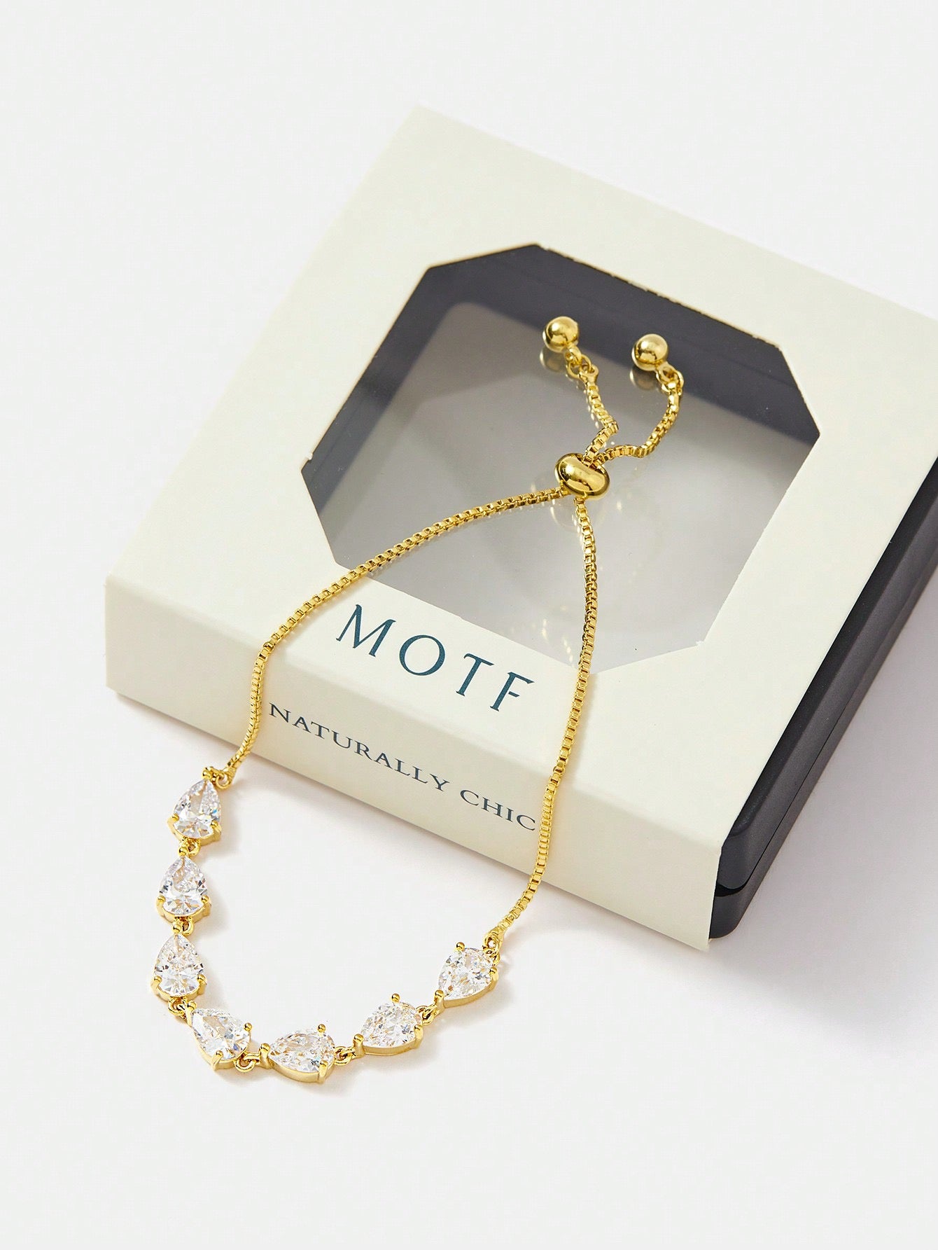 Pulseira Feminina Folheada a Ouro 18K com Zircônias em uso