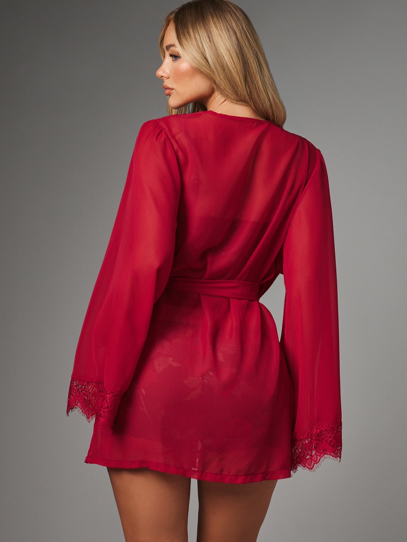 Robe Feminino Curto com Renda e Amarração na Cintura - lifestyle
